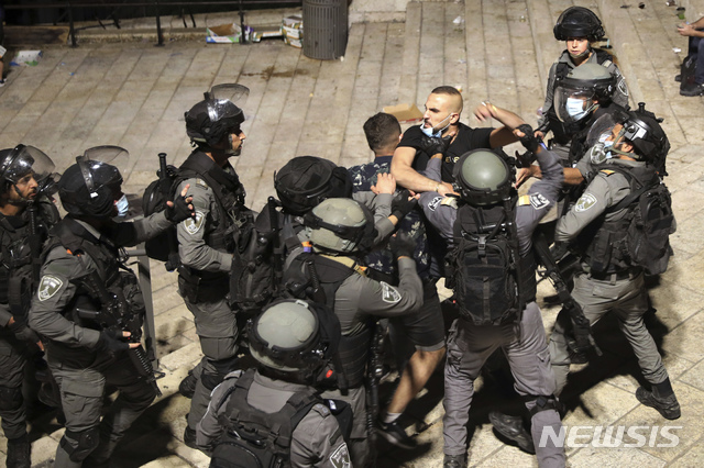 [예루살렘=AP/뉴시스]이스라엘 경찰이 11일(현지시간) 예루살렘 올드시티로 통하는 다마스쿠스 게이트에서 한 팔레스타인 주민을 구속하고 있다. 2021.05.12.