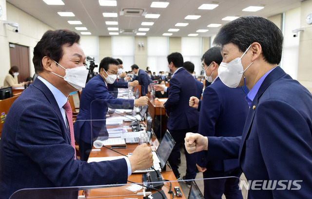 [서울=뉴시스]전진환 기자 = 12일 국회에서 열린 행정안전위원회 전체회의에서 여야 의원들이 인사를 나누고 있다. (공동취재사진) 2021.05.12. photo@newsis.com