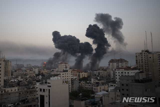 [가자=AP/뉴시스] 가자 지구에서 12일 이른 아침 이스라엘 전투기 공습에 검은 연기가 솟아오르고 있다