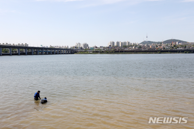 [서울=뉴시스]배훈식 기자 = 한강경찰대 대원들이 12일 오후 서울 서초구 반포한강공원 수상택시 승강장 인근에서 고 손정민군 친구 A씨의 휴대전화 수색작업을 하고 있다. 2021.05.12. dahora83@newsis.com