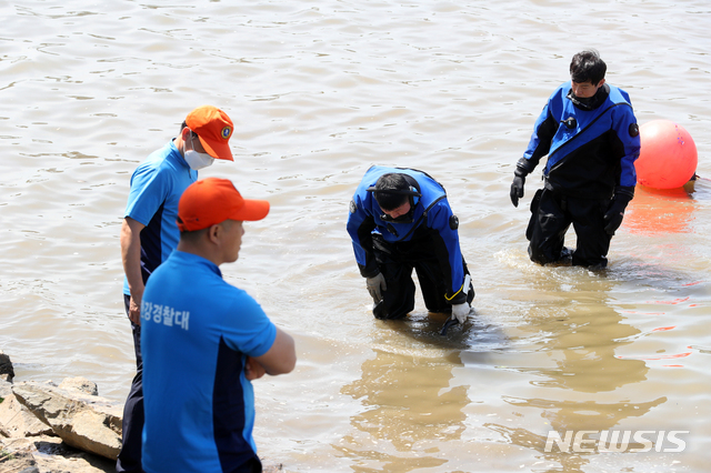 [서울=뉴시스]배훈식 기자 = 한강경찰대 대원들이 지난달 12일 오후 서울 서초구 반포한강공원 수상택시 승강장 인근에서 숨진 A(22)씨 친구 B씨의 휴대전화 수색작업을 하고 있다. 2021.05.12. dahora83@newsis.com