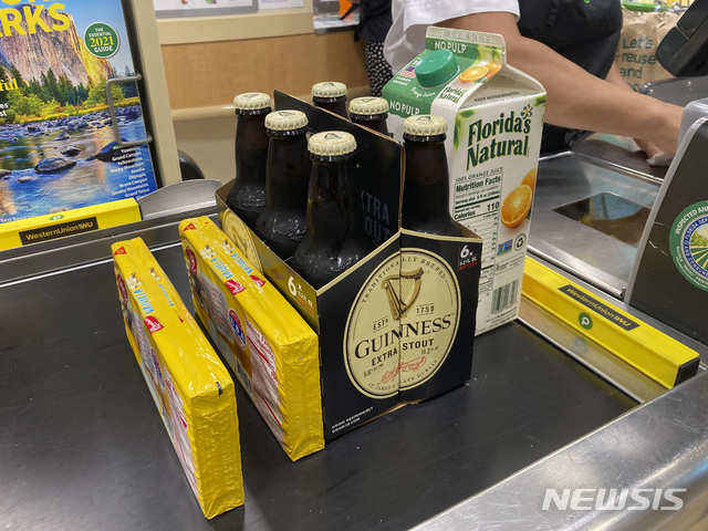[서프사이드=AP/뉴시스]지난 4월 미국 플로리다주 서프사이드의 한 식료품점에서 계산대에 식료품들이 놓인 모습. 