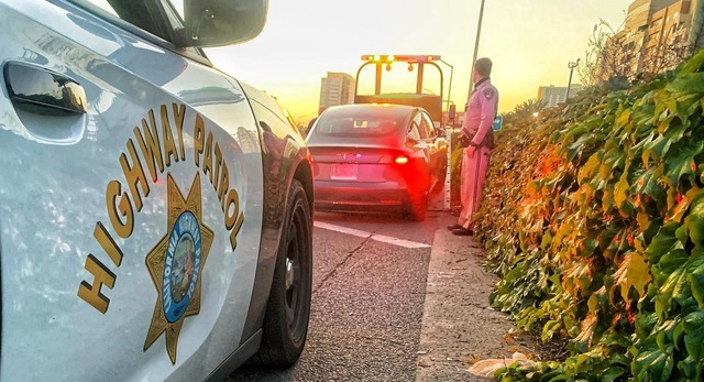 지난 10일 미국 캘리포니아 고속도로 순찰대에 의해 견인되는 샤르마의 테슬라 모델3 차량. 출처: 캘리포니아 고속도로 순찰대 페이스북 *재판매 및 DB 금지