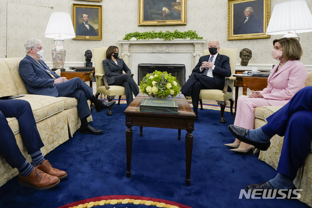 [워싱턴=AP/뉴시스]조 바이든 미국 대통령이 12일(현지시간) 여야 지도부를 취임 후 처음으로 백악관으로 초청해 대면 회동을 했다. 2021.05.13 
