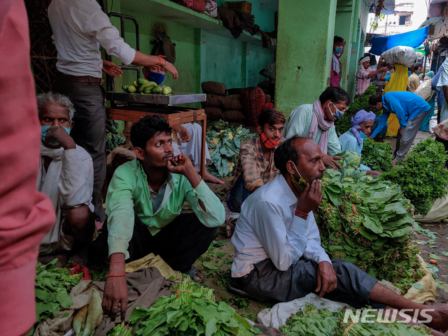 [프라야그라즈=AP/뉴시스]13일(현지시간) 인도 우타르프라데시주 프라야그라즈의 한 시장에서 채소 판매상들이 손님을 기다리고 있다. 2021.05.13.