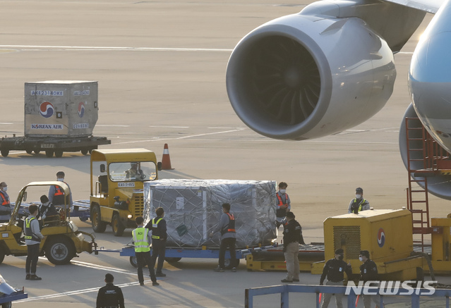 [인천공항=뉴시스]고승민 기자 = 백신 공동구매 국제프로젝트인 코백스 퍼실리티에서 공급받는 아스트라제네카의 코로나19 백신 83만5천회분이 지난달 13일 인천공항에 도착하는 모습. 2021.06.01.kkssmm99@newsis.com 