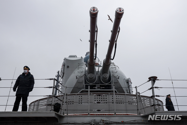 [AP/뉴시스]지난해 5월13일(현지시간)자 자료 사진으로, 러시아 해군 장교들이 북해함대 미사일 순양함 '표트르 벨리키'에 탑승해 경계를 서고 있다. 2022.01.21.