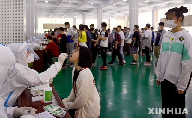 [루안=신화/뉴시스] 중국 본토에서 22일 만에 코로나19 환자가 발병한 가운데 안후이성 루안시의 제1 중학교 학생들이 14일 핵산검사를 받고 있다. 2021.05.15
