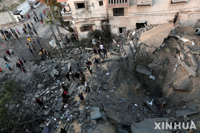 [ 가자지구=신화/뉴시스] 이스라엘의 공습으로 파괴된 가자지구 칸 유니스의 도심에서 사람들이 파괴된 건물터를 살피며 생존자를 찾고 있다. 