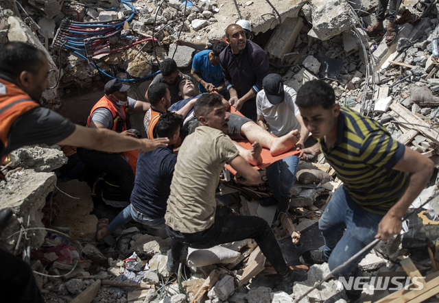 [가자 시티]16일 가자 지구 북부의 최대도시에서 이스라엘 공습에 무너진 주거 건물 잔해서 사람들이 생존자를 구조하고 있다