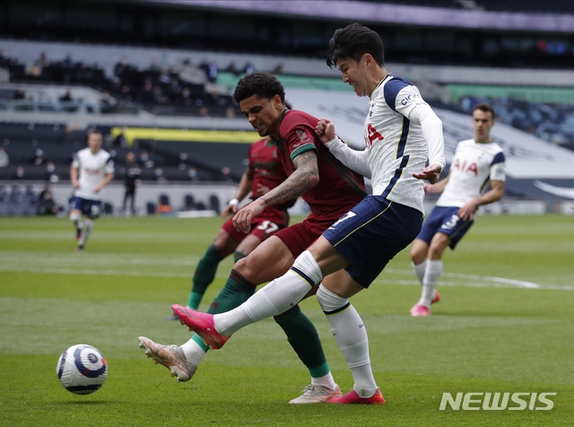 Tottenham&#039;s Son Heung-min, right, and Wolverhampton Wanderers&#039; Ki-Jana Hoever challenge for the ball during the English Premier League soccer match between Tottenham Hotspur and Wolverhampton Wanderers at Tottenham Hotspur Stadium in London, England, Sunday, May 16, 2021.(AP Photo/Andrew Couldridge, Pool)