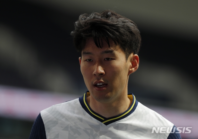 Tottenham&#039;s Son Heung-min looks on during the English Premier League soccer match between Tottenham Hotspur and Wolverhampton Wanderers at Tottenham Hotspur Stadium in London, England, Sunday, May 16, 2021. (AP Photo/Adrian Dennis, Pool)