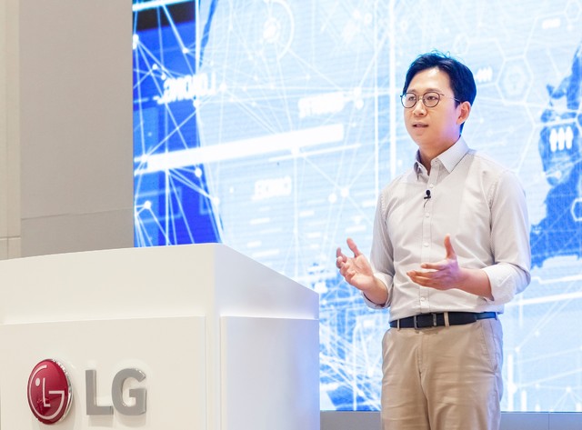 [서울=뉴시스] 배경훈 LG AI연구원장이 17일 비대면 방식으로 진행된 'AI 토크 콘서트'에서 초거대 인공지능(AI) 개발에 1억 달러를 투자한다고 발표하고 있다. (사진=LG제공)