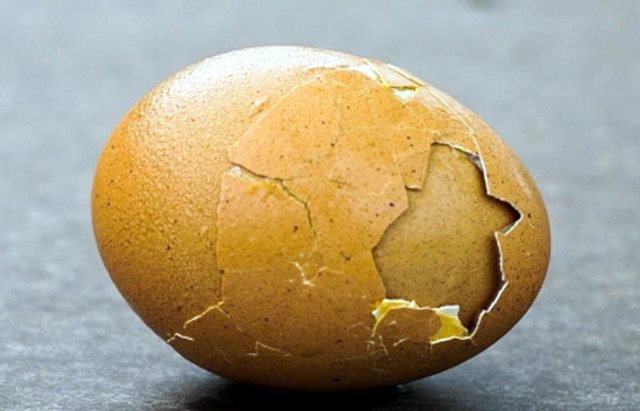 [해남=뉴시스] 껍질이 두겹인 계란. (사진=독자제공) 2021.05.17. photo@newsis.com *재판매 및 DB 금지