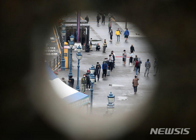 [서울=뉴시스]조성우 기자 = 국내 신종 코로나바이러스 감염증(코로나19) 신규 확진자가 619명으로 사흘째 600명대를 보인 17일 오전 서울 중구 서울역 임시선별검사소를 찾은 시민들이 검사를 받기 위해 줄을 서고 있다. 2021.05.17. xconfind@newsis.com