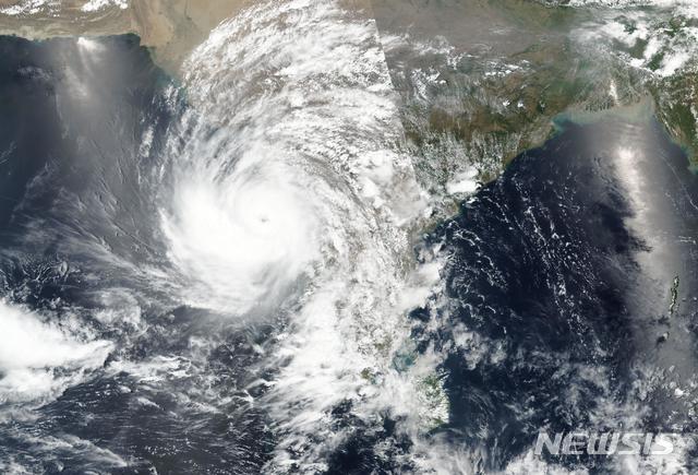 [아마다바드=AP/뉴시스]16일(현지시간) 미 항공우주국(NASA)이 공개한 위성사진에 사이클론 '타우크태'가 인도 서부로 접근하고 있다. 인도 기상 당국은 시속 140㎞의 강풍을 동반한 '타우크태'가 17일 밤이나 18일 오전 서부 구자라트주에 상륙할 것으로 예상된다고 밝혔다. 2021.05.17. 