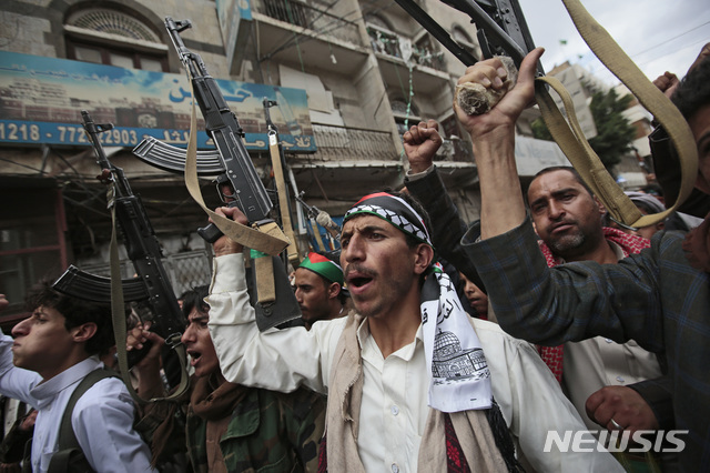 [사나=AP/뉴시스]17일(현지시간) 예멘 사나에서 후티 반군 지지자들이 이스라엘의 팔레스타인 공격을 규탄하는 시위에 참석해 무기를 들고 구호를 외치고 있다. 2021.05.18