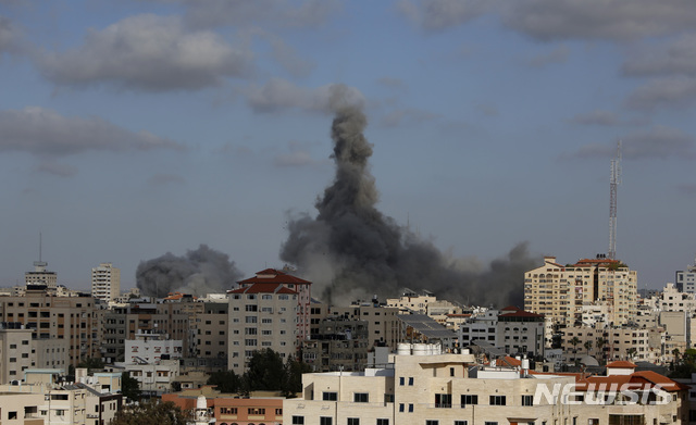 [가자=AP/뉴시스]17일(현지시간) 이스라엘군이 공습한 가자 지구 내 건물에서 연기가 피어오르는 모습. 2021.05.18.
