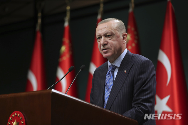 [앙카라=AP/뉴시스]레제프 타이이프 에르도안 터키 대통령이 지난달 17일 터키 앙카라에서 각료회의를 마치고 연설하고 있다. 2021.06.23.