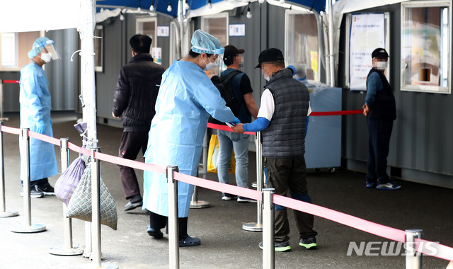 [서울=뉴시스]이영환 기자 = 18일 오전 서울 중구 서울역광장에 마련된 코로나19 임시선별검사소에서 시민들이 코로나19 검사를 받기 위해 이동하고 있다. 2021.05.18. 20hwan@newsis.com