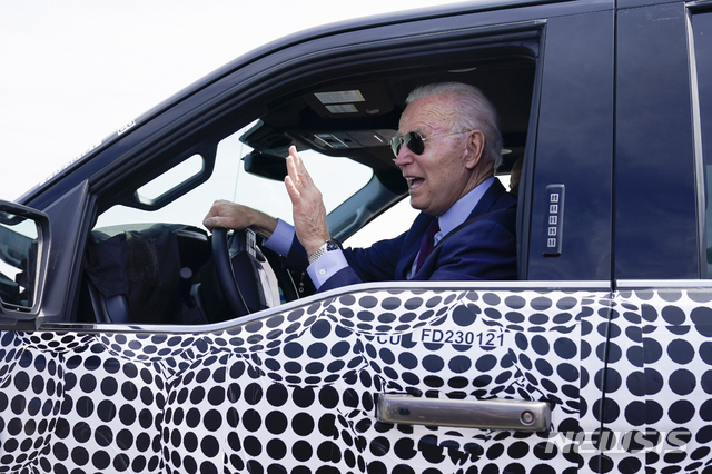 [디어본(미국 미시간주)=AP/뉴시스] 조 바이든 미국 대통령이 18일(현지시간) 미시간주 디어본에 위치한 포드자동차 연구개발센터에서 F-150 픽업트럭 전기차를 시운전하다가 언론 취재에 응하고 있다. 2021.05.19