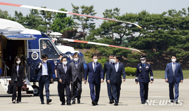 [성남=뉴시스]추상철 기자 = 문재인 대통령이 19일 오후 경기 성남시 서울공항에 한미 정상회담 참석차 출국하기 위해 도착, 귀빈실로 향하고 있다. 2021.05.19. scchoo@newsis.com