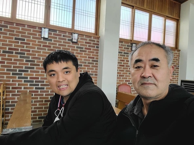 [서울=뉴시스] (사)발달장애인과 세상걷기 이진섭 대표(오른쪽)와 그의 아들인 이균도. 