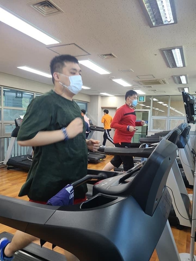[서울=뉴시스] 사단법인 '발달장애인과 세상걷기'가 운영하는 주간활동서비스센터에서 발달장애인들이 활동하고 있는 모습. 