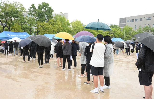 [울산=뉴시스] 배병수 기자 = 울산 남구 고등학교 학생이 코로나19 확진판정을 받은 20일 오전 해당 고등학교 임시 선별검사소에서 학생들이 코로나19 검사를 받기위해 대기하고 있다. 2021.05.20. bbs@newsis.com