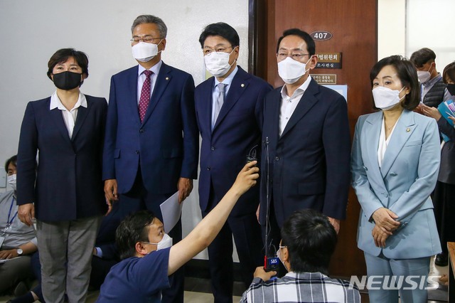 [서울=뉴시스]김진아 기자 = 국회 법제사법위원회 국민의힘 간사인 김도읍 의원과 소속 의원들이 20일 정회된 서울 여의도 국회 법사위 회의실 앞에서 법사위원장과 김오수 검찰총장 후보자 인사청문회 증인 및 참고인 채택과 관련해 브리핑하고 있다. (공동취재사진) 2021.05.20. photo@newsis.com