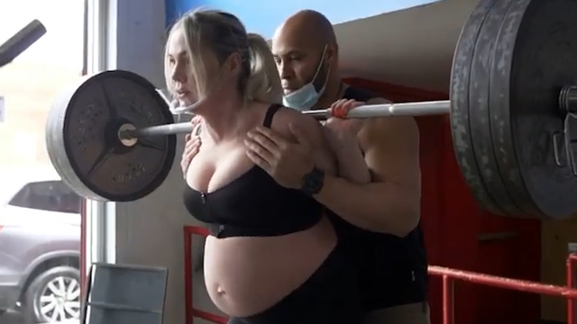 미국 뉴욕에 거주 중인 헬스 트레이너 야냐 밀루티노비치(34)가 8개월 된 만삭의 몸으로 약 143kg에 달하는 바벨로 근력 운동을 하고있다. (출처: 야냐 밀루티노비치 인스타그램) *재판매 및 DB 금지
