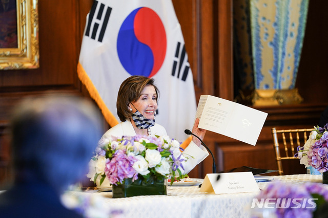 [워싱턴=뉴시스]추상철 기자 = 낸시 펠로시 미국 연방하원의회 의장이 20일 오후(현지시간) 미국 워싱턴 국회의사당에서 문재인 대통령 내외으로 부터 올해초에 새해에 받은 연하장을 들어 보이고 있다. 2021.05.21. scchoo@newsis.com