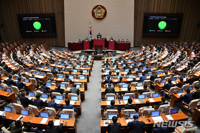 [서울=뉴시스]김진아 기자 = 21일 오전 서울 여의도 국회에서 열린 본회의에서 5ㆍ18민주유공자예우 및 단체설립에 관한 법률 일부개정법률안이 가결되고 있다. (공동취재사진) 2021.05.21. photo@newsis.com