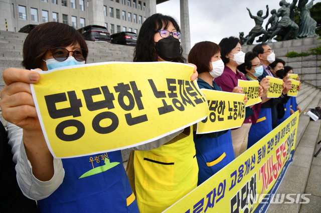 [서울=뉴시스]김진아 기자 = 21일 오후 서울 여의도 국회에서 열린 '가사노동자 고용개선법 통과, 환영 기자회견'에서 참석자들이 구호를 외치고 있다. (공동취재사진) 2021.05.21. photo@newsis.com