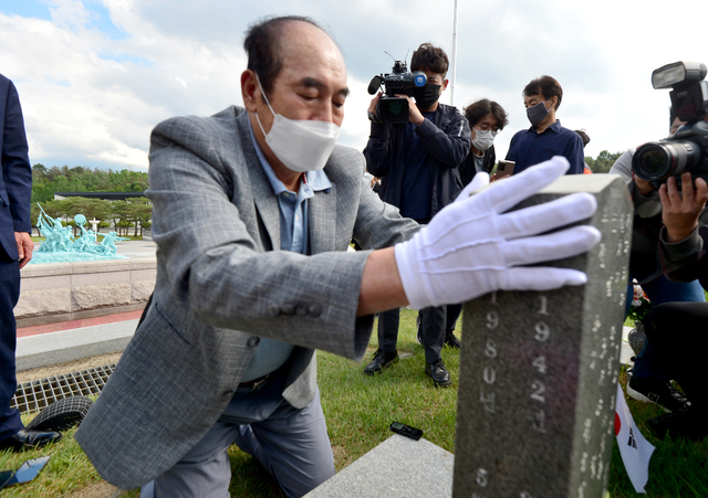 [광주=뉴시스]김혜인 기자 = 1980년 5월 당시 광주 진압작전에 투입된 제3공수여단 11대대 소속 지역대장 신순용 전 소령이 21일 오후 광주 북구 운정동 5·18민주묘지를 찾아 오월영령을 참배하고 있다. 2021.05.21.hyein0342@newsis.com