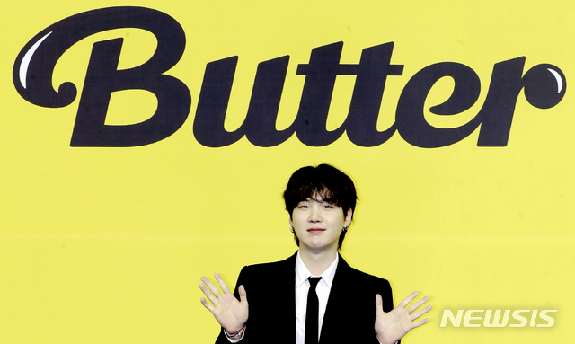 [서울=뉴시스]최진석 기자 = 그룹 방탄소년단(BTS)의 슈가가 21일 서울 송파구 올림픽공원 올림픽홀에서 열린 새 디지털 싱글 'Butter'(버터) 발매 기념 글로벌 기자간담회에 참석해 포즈를 취하고 있다. 이번 디지털 싱글 'Butter'(버터)는 2020년 8월 발매와 동시에 전 세계를 강타한 디지털 싱글 'Dynamite'(다이너마이트)에 이은 BTS의 두 번째 영어 곡이다. 2021.05.21. myjs@newsis.com
