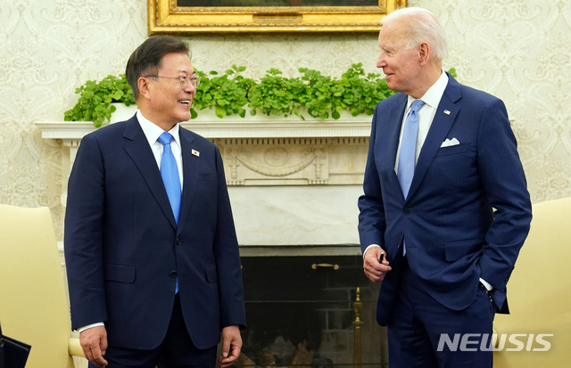 [워싱턴=뉴시스] 추상철 기자 = 문재인 대통령과 조 바이든 미국 대통령이 21일 오후(현지시간) 미국 워싱턴 백악관 오벌오피스에서 열린 소인수 회담에서 이야기를 나누고 있다. 2021.05.22. scchoo@newsis.com