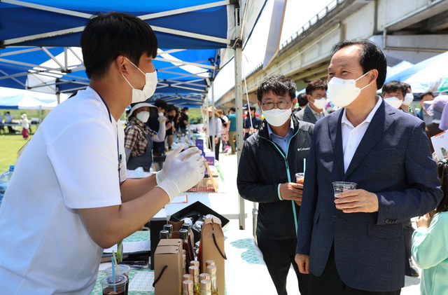 김주수 의성군수가 '위풍당당 에브리마켓'에 참여한 청년들을 격려하고 있다. (사진=의성군 제공) *재판매 및 DB 금지