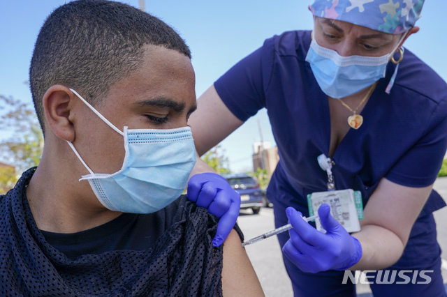 [프리포트=AP/뉴시스] 14일(현지시간) 미국 뉴욕 프리포트에서 한 남성이 화이자 코로나19 백신을 접종받고 있다. 2021.05.24.
