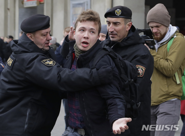 [민스크=AP/뉴시스]지난 2017년 3월26일 벨라루스 야권 인사 로만 프라타세비치가 경찰에 체포되는 모습. 2021.05.25.