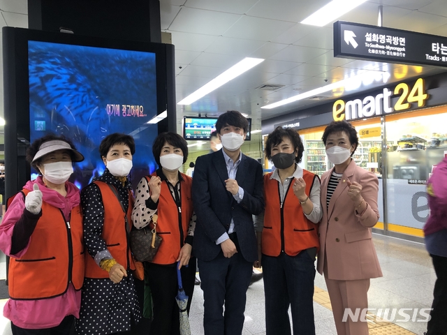 [서울=뉴시스]이준석 전 미래통합당(현 국민의힘) 최고위원이 24일 대구 달서구 상인역을 방문해 출근 인사를 하고 있다.(사진=이준석 캠프 제공)