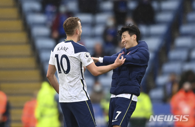 Tottenham&#039;s Harry Kane, left, hugs Tottenham&#039;s Son Heung-min at the end of the English Premier League soccer match between Leicester City and Tottenham Hotspur at the King Power Stadium, in Leicester, England, Sunday, May 23, 2021.(Shaun Botterill/Pool via AP)