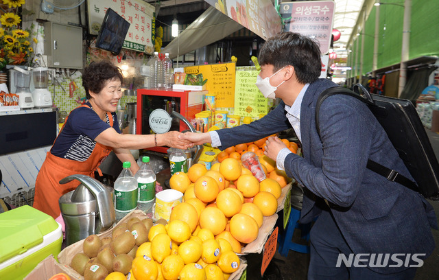 [대구=뉴시스]이무열 기자 = 이준석 국민의힘 전 최고위원이 24일 오전 대구 중구 서문시장을 방문해 상인들과 인사를 하고 있다. 2021,05.24. lmy@newsis.com