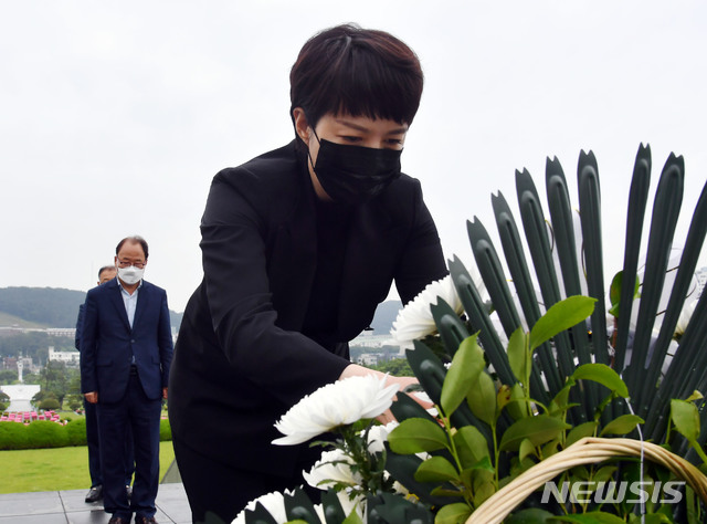 [부산=뉴시스]하경민 기자 = 김은혜 국민의힘 당 대표 후보가 24일 오전 부산 남구 유엔기념공원을 방문, 전몰장병묘역에 헌화하고 있다. 2021.05.24. yulnetphoto@newsis.com