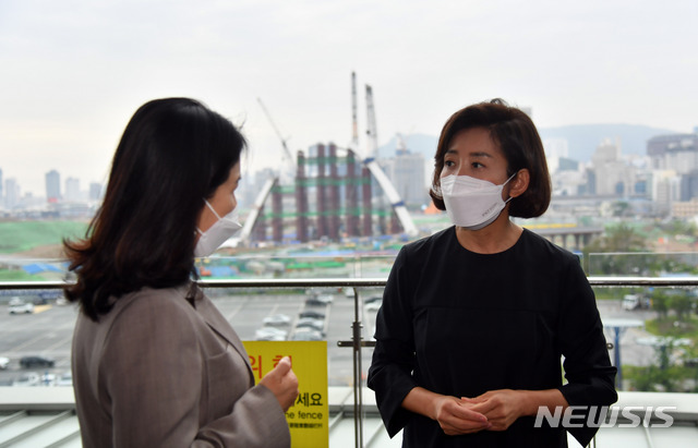 [부산=뉴시스]하경민 기자 = 나경원 국민의힘 당 대표 후보가 24일 오전 부산 동구 부산항국제여객터미널을 방문, 북항재개발지역을 둘러보고 있다. 2021.05.24. yulnetphoto@newsis.com