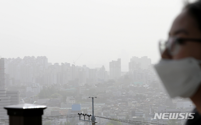 [서울=뉴시스]정병혁 기자 = 고비사막과 내몽골고원에서 황사가 발원해 유입되면서 수도권을 비롯한 강원, 충청 등 대부분의 지역에 미세먼지 농도가'매우 나쁨'을 보인 24일 오후 서울 용산구 소월길에서 바라본 서울 도심이 뿌옇게 보이고 있다. 2021.05.24. jhope@newsis.com