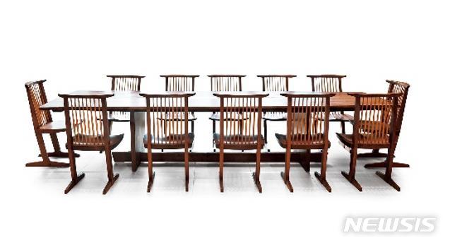 [서울=뉴시스] 미라 나카시마,Minguren II Dining Table with Twelve Conoid Chairs, walnut, table: 365.5☓120.0☓73.0(h)cm, chair: 52.7☓52.7☓90.0(h)cm (each), 2001, 추정가 5천만~8천만원