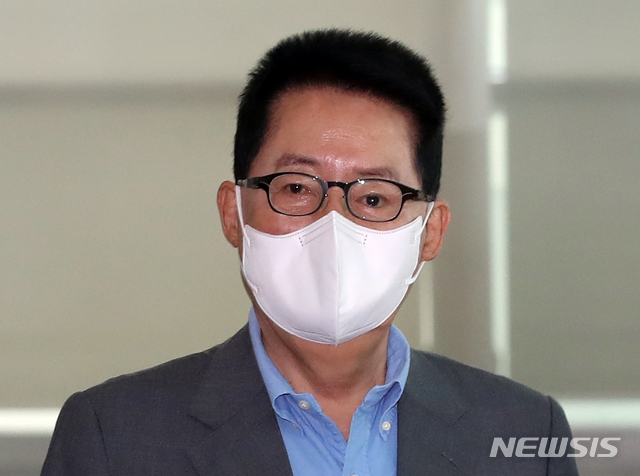 [인천공항=뉴시스]고승민 기자 = 박지원 국가정보원장이 26일 미국으로 출국하기 위해 인천국제공항 2터미널에 도착하고 있다. (공동취재사진) 2021.05.26. photo@newsis.com