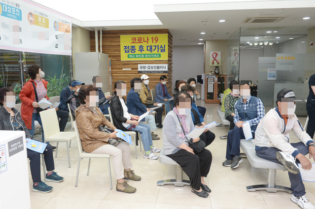 [울산=뉴시스] 배병수 기자 = 65세부터 74세까지 고령층에 대한 아스트라제네카 백신 접종이 시작된 27일 오전 울산 남구 HM병원에서 시민들이 아스트라제네카 백신 접종을 받은 뒤 휴식을 취하고 있다. 2021.05.27. bbs@newsis.com 