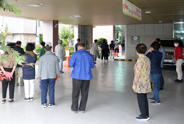 [울산=뉴시스] 배병수 기자 = 65세부터 74세까지 고령층에 대한 아스트라제네카 백신 접종이 시작된 지난 27일 오전 울산 남구 HM병원에서 시민들이 아스트라제네카 백신 접종을 받기위해 줄을 서서 대기하고 있다. 2021.05.27. bbs@newsis.com